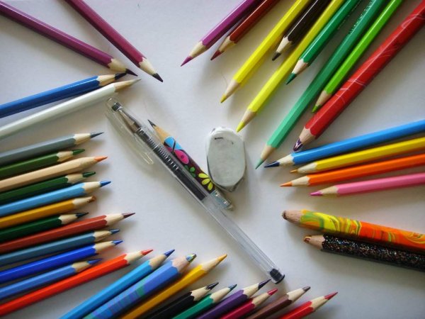 Карандаши на столе