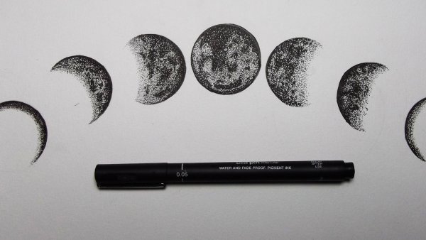 Месяц карандашом