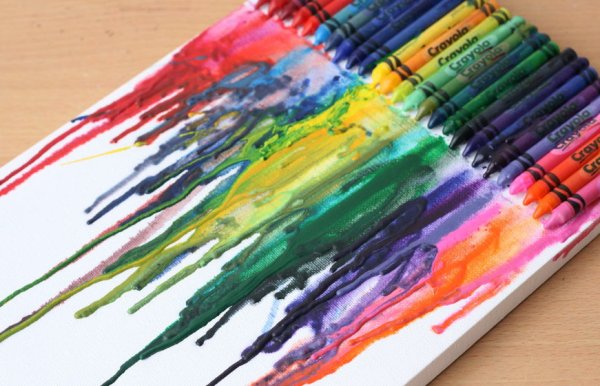 Рисунки мелками на холсте