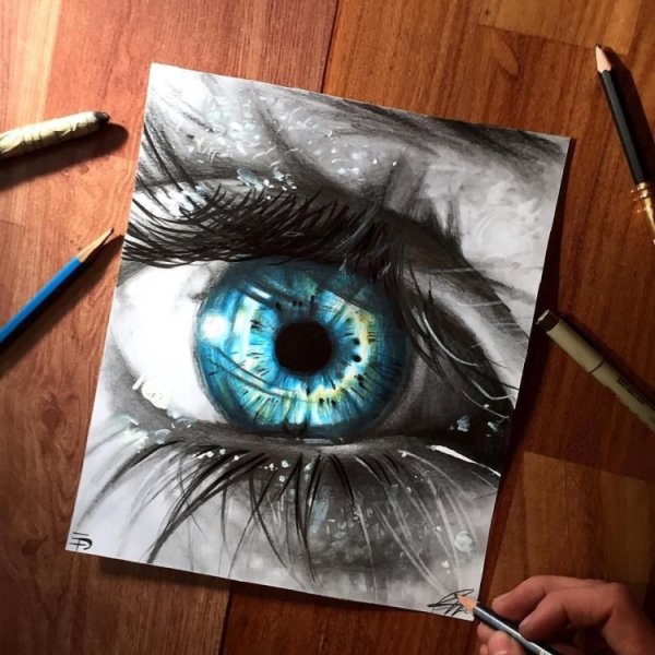 Реалистичный глаз цветными карандашами