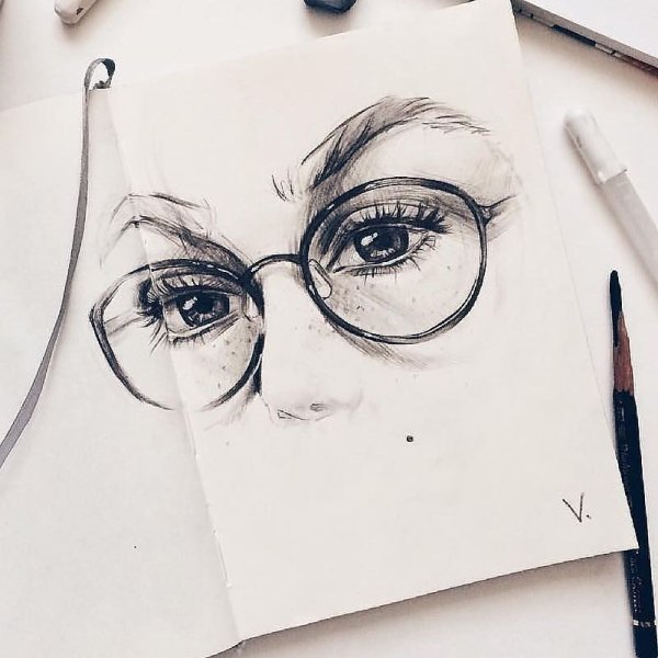 Девушка в очках рисунок карандашом