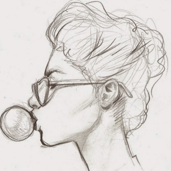 Девушка в очках карандашом