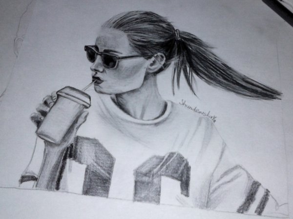 Красивая девушка в очках карандашом