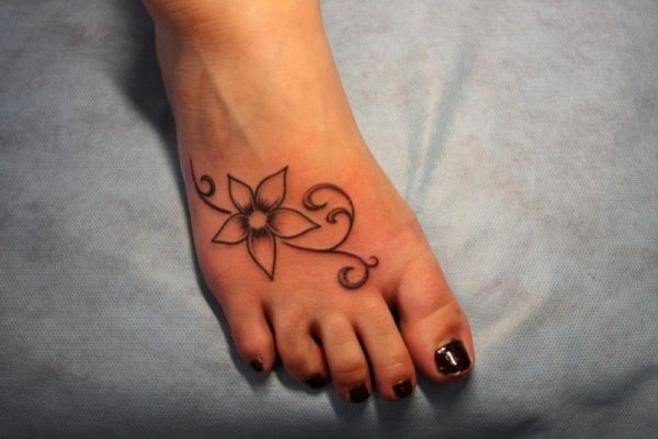 Тату для девушек на руке цветы хной