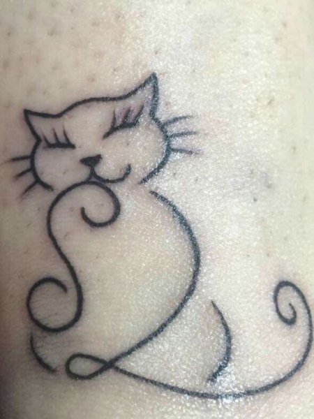 Татуировка в виде кошки