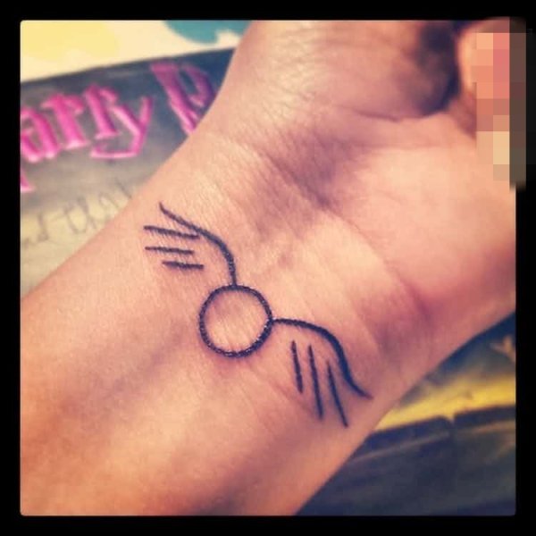 Несложные тату на запястье
