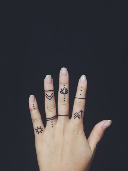 Тату на пальцах легкие