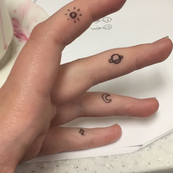 Тату хной на пальце маленькие