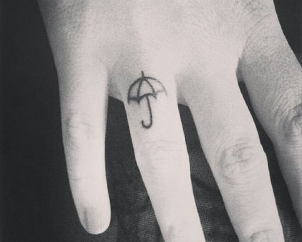 Тату ручкой на пальцах