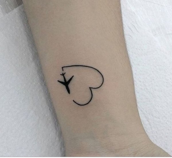 Лёгкие тату ручкой на ноге