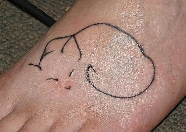 Тату на ноге ручкой лёгкое