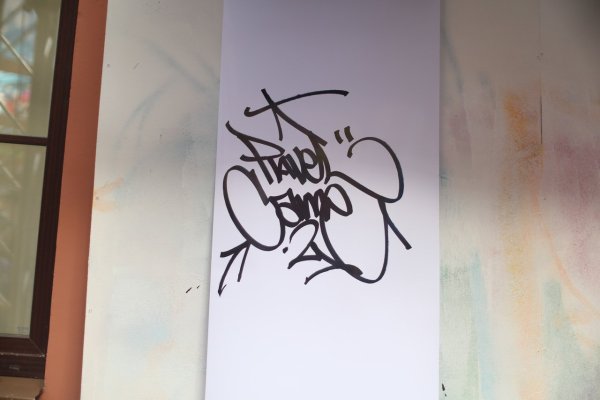 Надписи фломастером на стенах