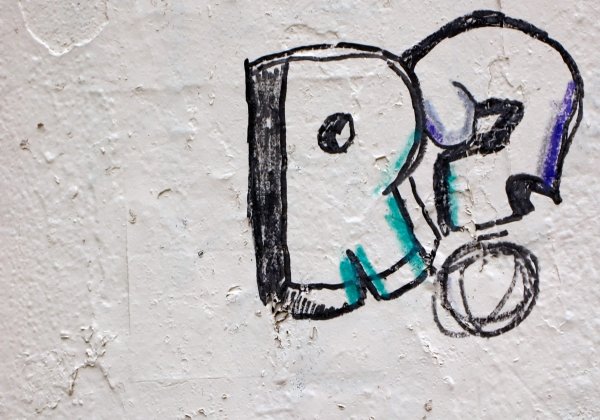 Лёгкие граффити на стене