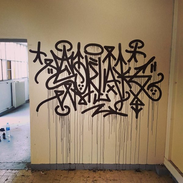 Надписи маркером на стене