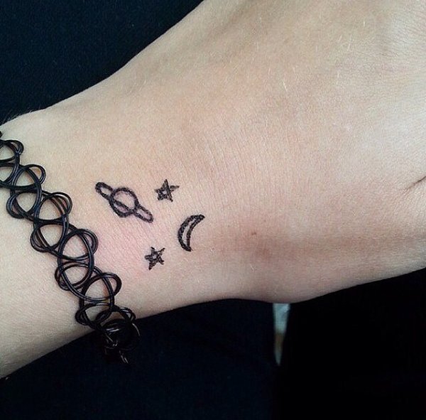 Тату ручкой на запястье