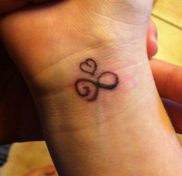 Тату хной на запястье