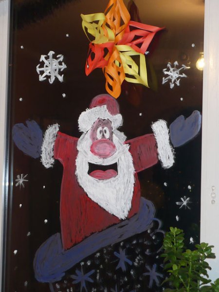 Дед Мороз на окне гуашью