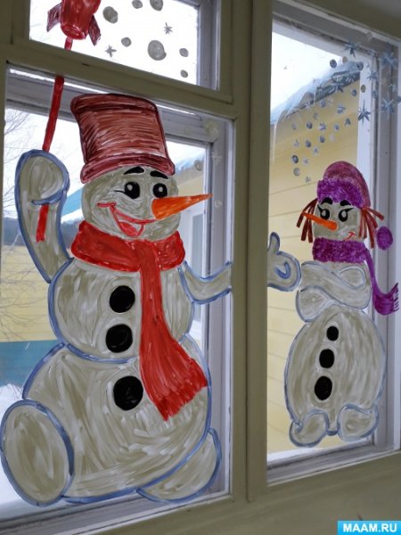 Снеговик красками на окне