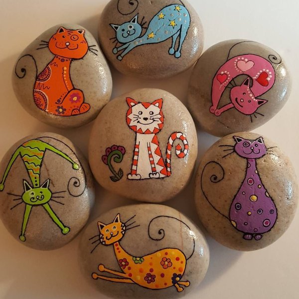 Роспись камней акриловыми красками кошки