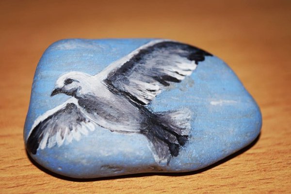 Роспись камней птицы