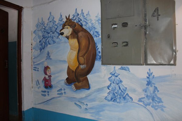 Рисунки гуашью на стене