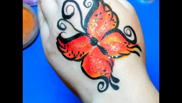 Аквагрим бабочка на руке