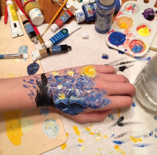 Руки гуашью