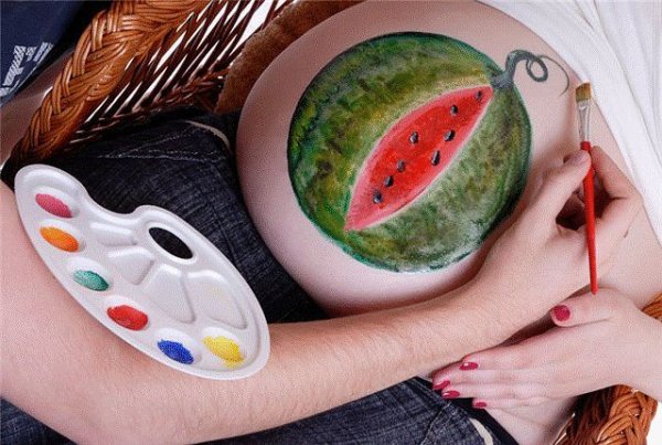 Арбуз на беременном животе