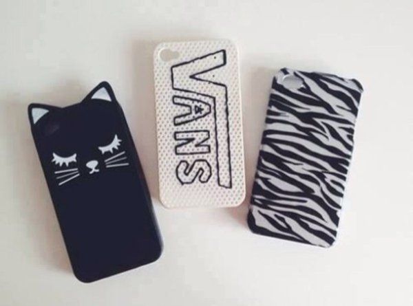 Разрисовать чехол черным маркером