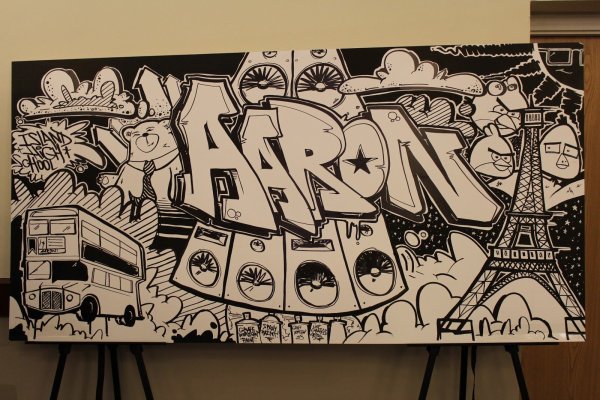 Рисунки маркером на стене