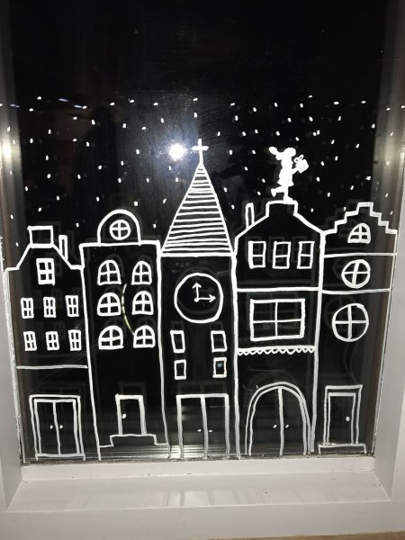 Украшение окон зубной пастой