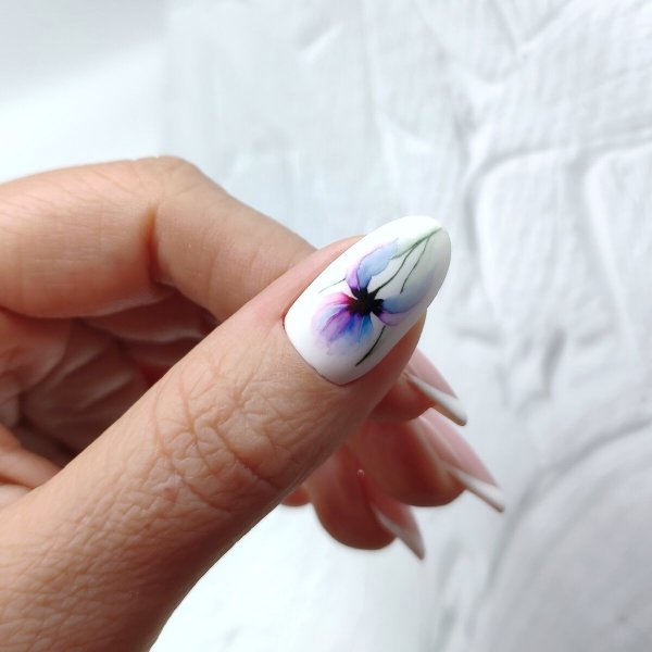 Белый маникюр с акварелью