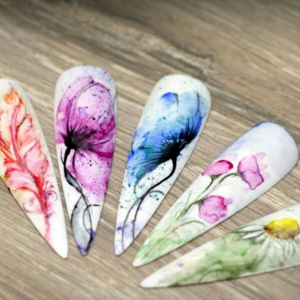 Рисунки акварелью на ногтях