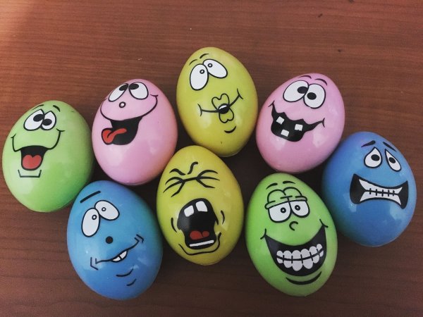 Смешные мордашки на яйцах
