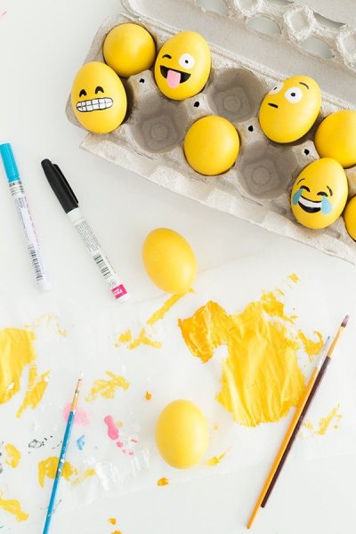 Разрисовать яйца маркером