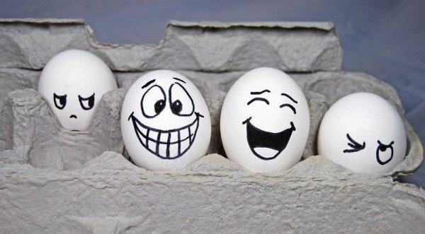 Яйца с лицами на Пасху