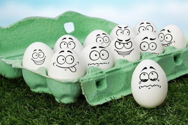 Рожицы на яйцах маркером