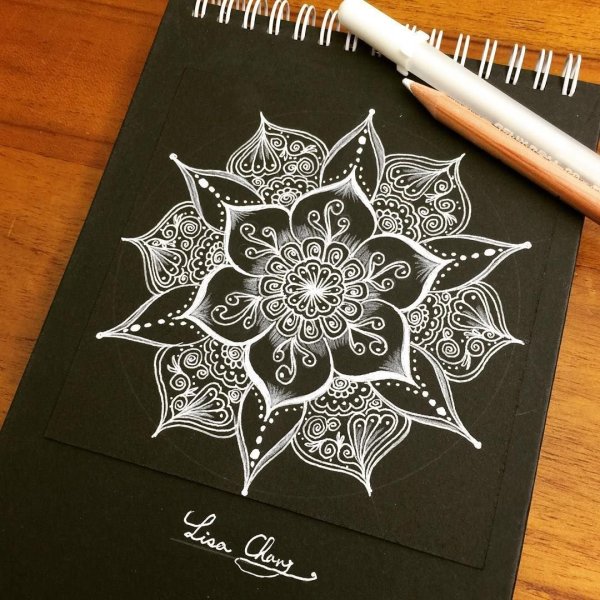 Узоры на черном фоне белым карандашом