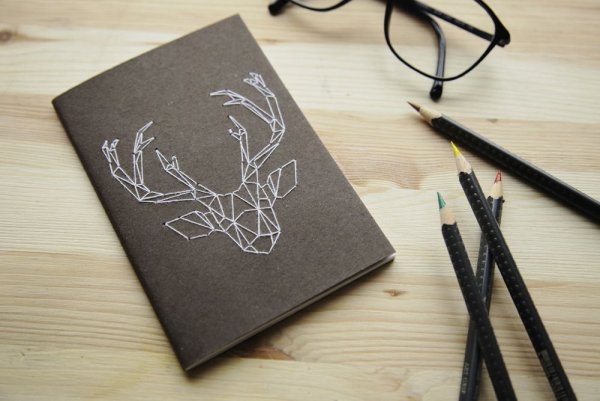 Белая гелевая ручка на черной бумаге