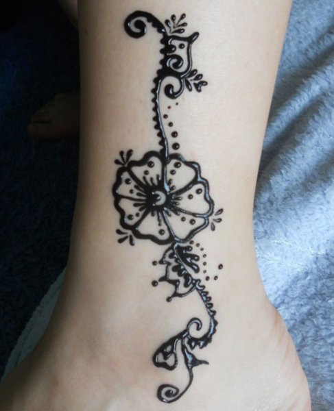 Тату хной на ноге простые