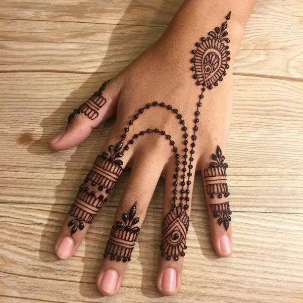 Коричневое мехенди на руке