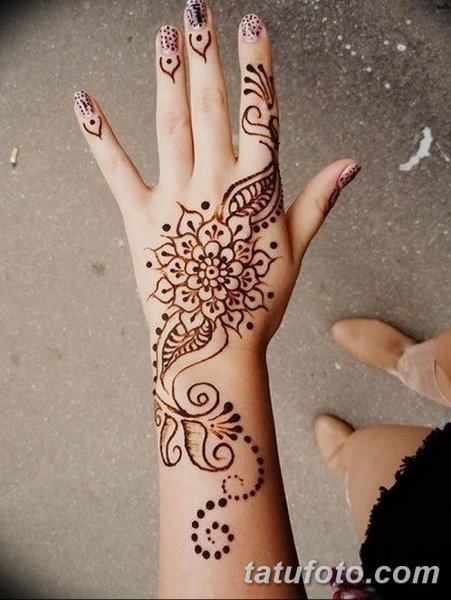 Лёгкое мехенди на руке