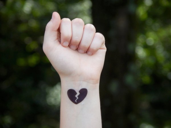 Бабочка хной на руке