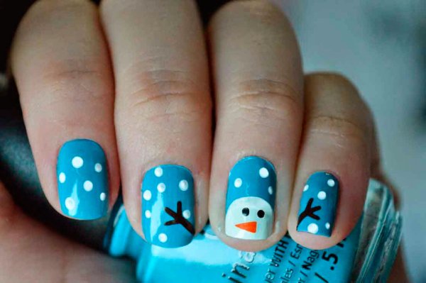 Рисование снежинки на ногтях