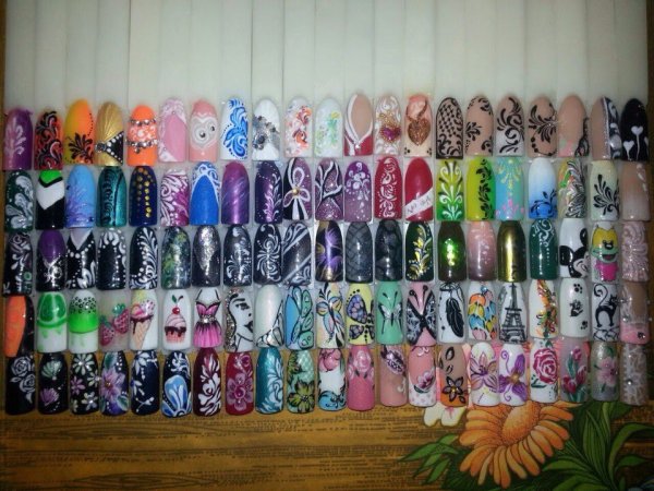 Нарисовать веточку на ногтях