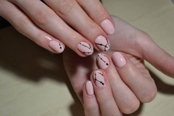 Бежевый маникюр на короткие ногти