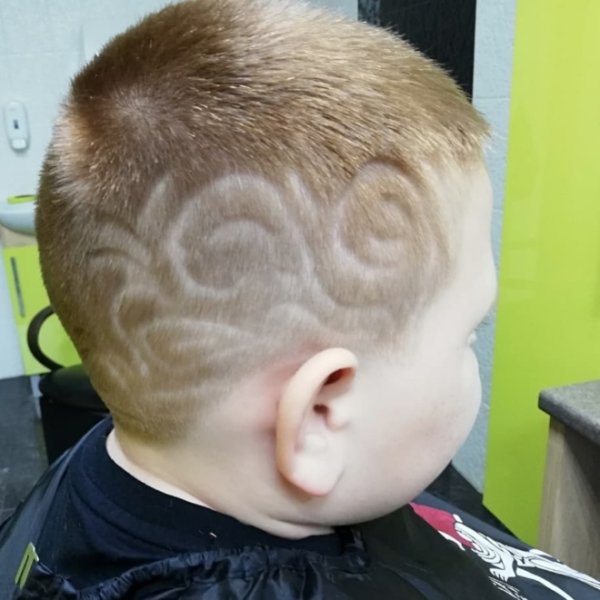 Выстриги на светлых волосах