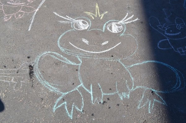 Рисование мелом на асфальте