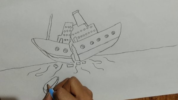 Нарисованный Титаник сбоку