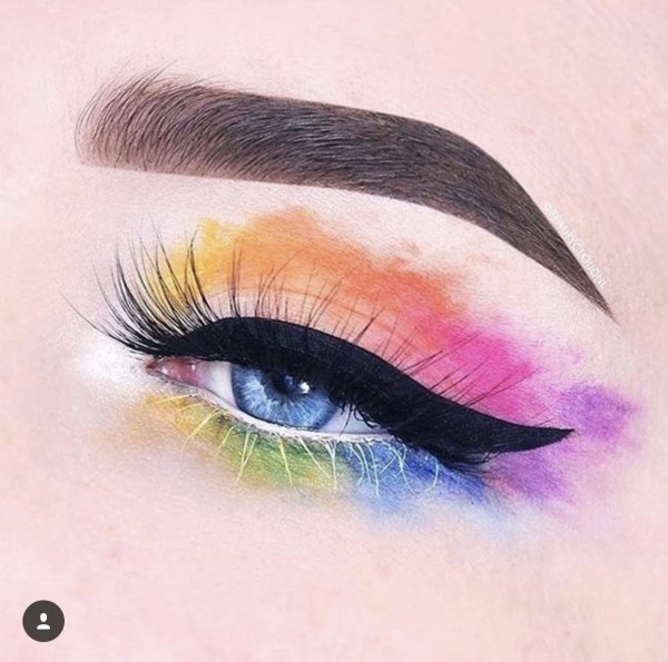 Макияж с узорами на глазах